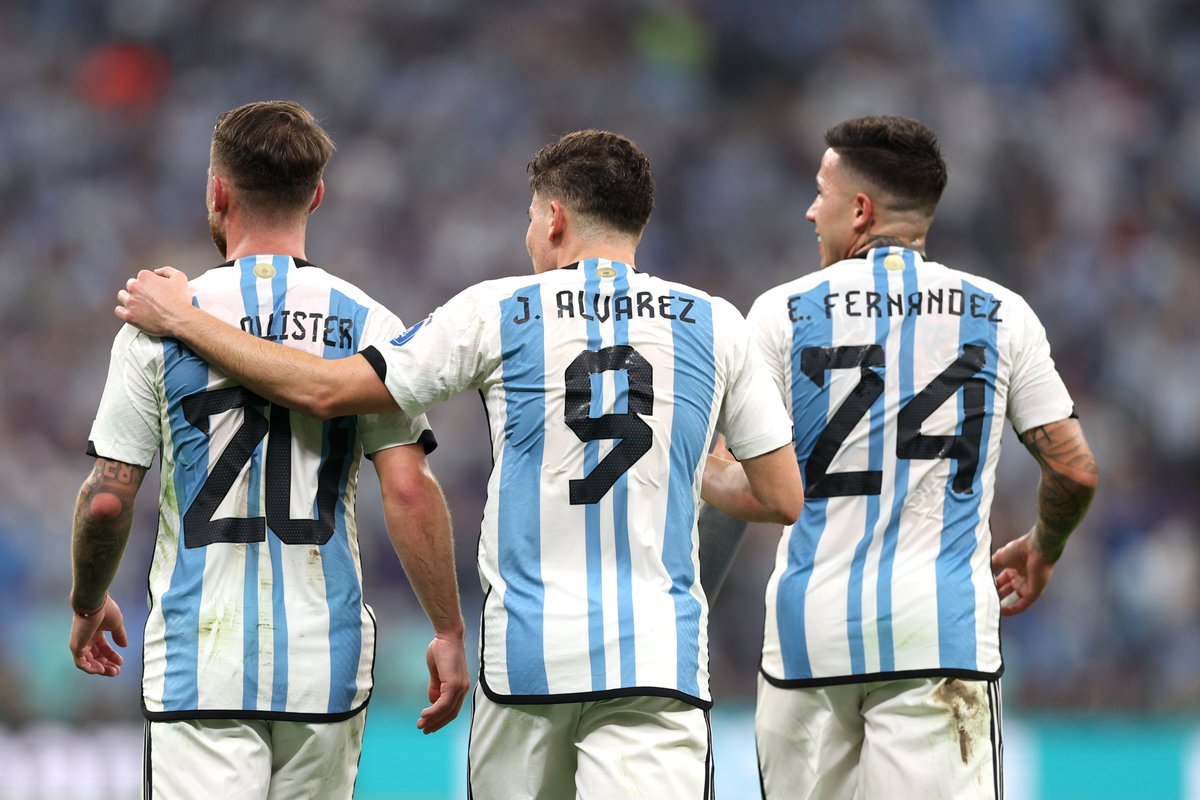 VSportsTM's tweet photo. Cada Mundial tiene sus imponderables. Sus héroes sorpresivos. Los que son estricto presente. 

Enzo Fernández, Julián Álvarez, Alexis Mac Allister. 

The Product's products. https://t.co/gT9DGzXfU9