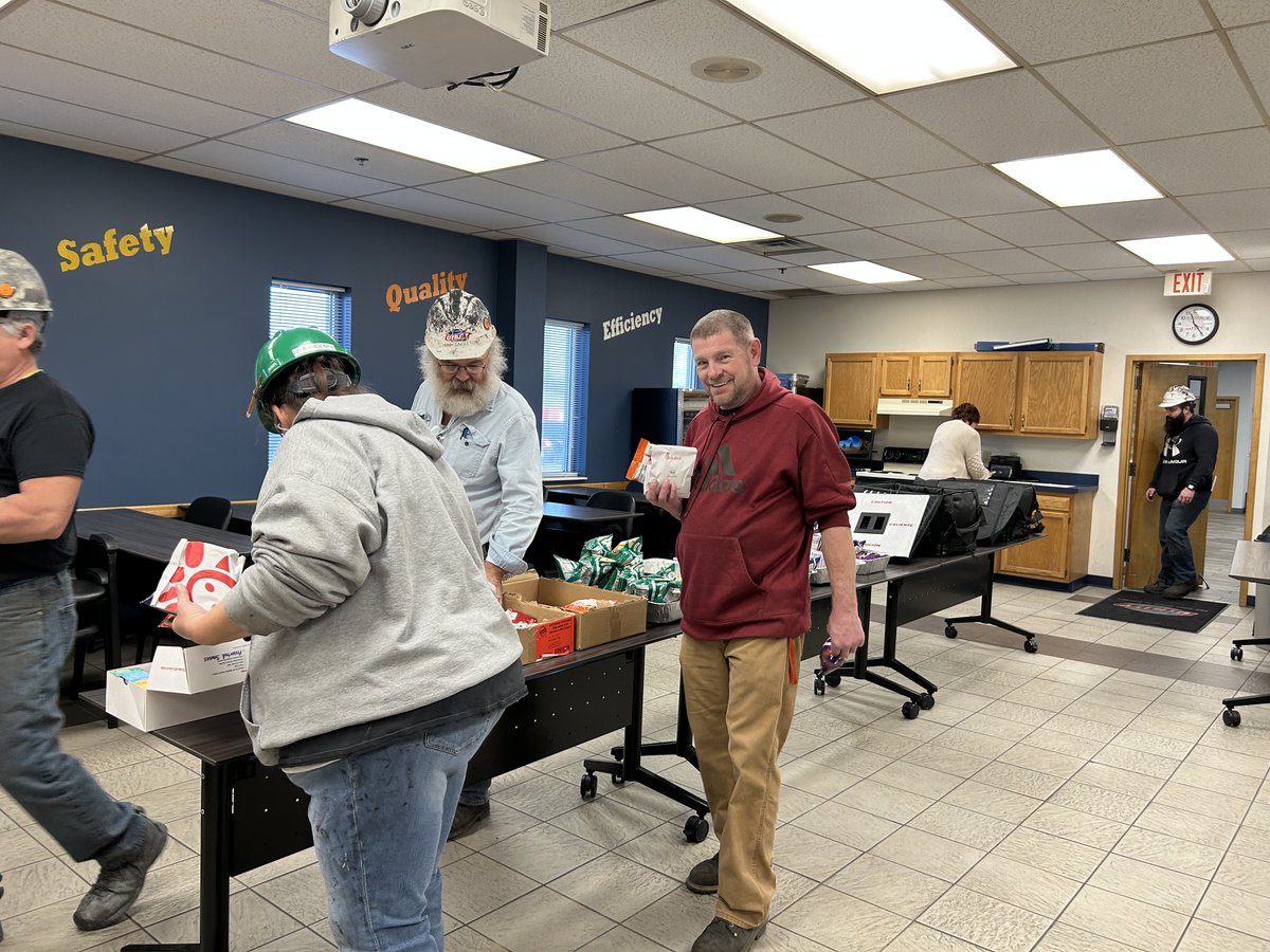 UTMGladeSpring's tweet image. The Perfect Attendance Lunch for November was a hit! Our team members were excited to have a delicious @ChickfilA meal to celebrate their hard work this past month. We are so thankful to have a dedicated team! 🙂