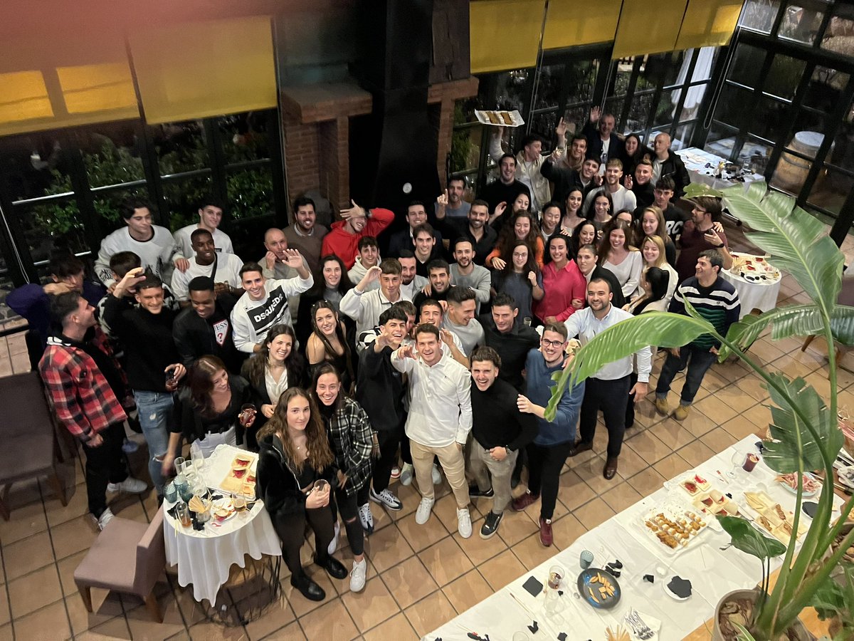 CDLeganes_Fem's tweet photo. 📸 𝗙𝗔𝗠𝗜𝗟𝗜𝗔 𝗣𝗘𝗣𝗜𝗡𝗘𝗥𝗔 🤍💙

😁 El Leganés ‘B’ y el Senior femenino celebran la cena de navidad y os desean unas felices fiestas y los mejores éxitos para el año que viene. https://t.co/ve0quypDLG