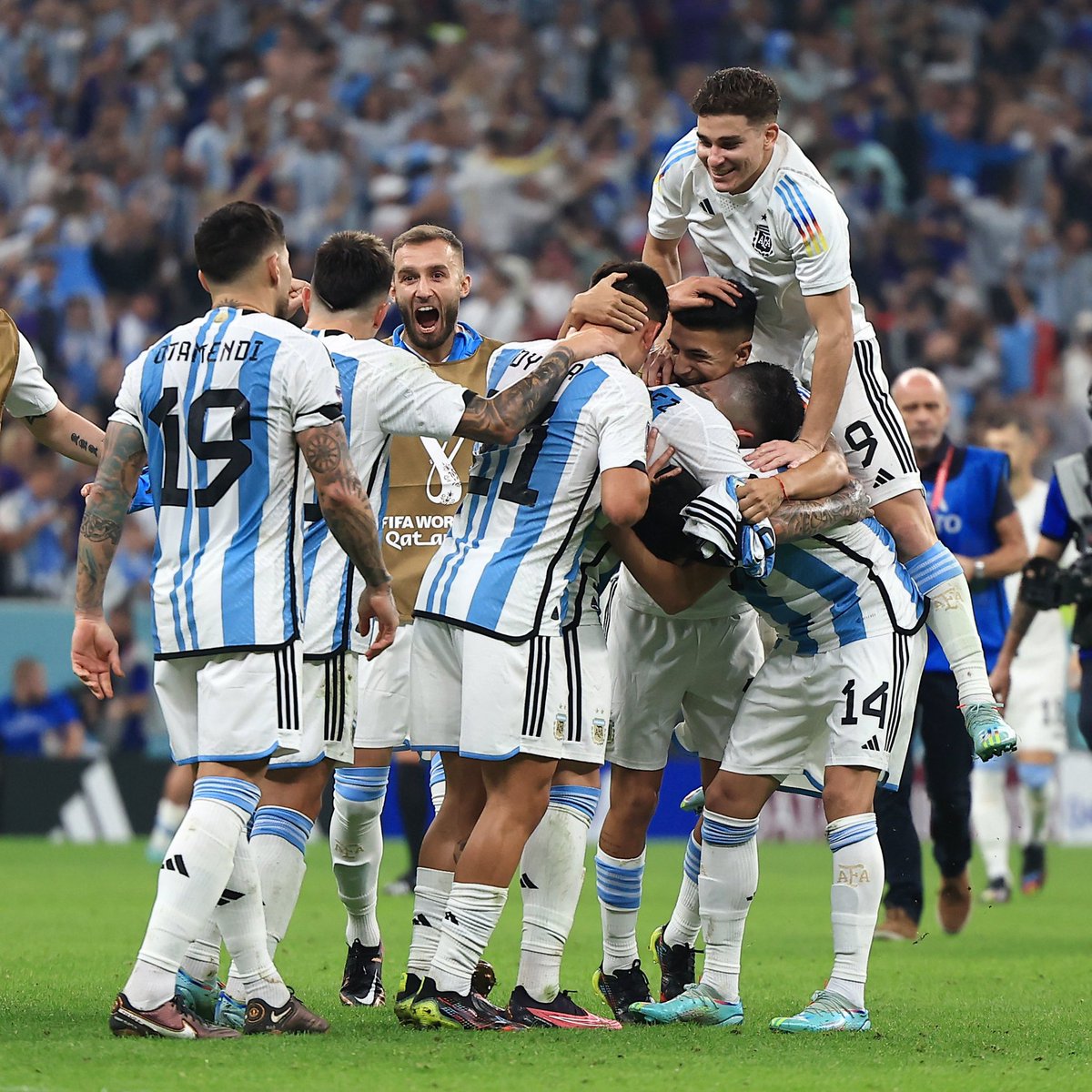 juanjotufaro's tweet photo. Gracias eternas, muchachos. Vamos todos juntos por la gloria. ❤️🇦🇷 https://t.co/ZzPOW5OzxU