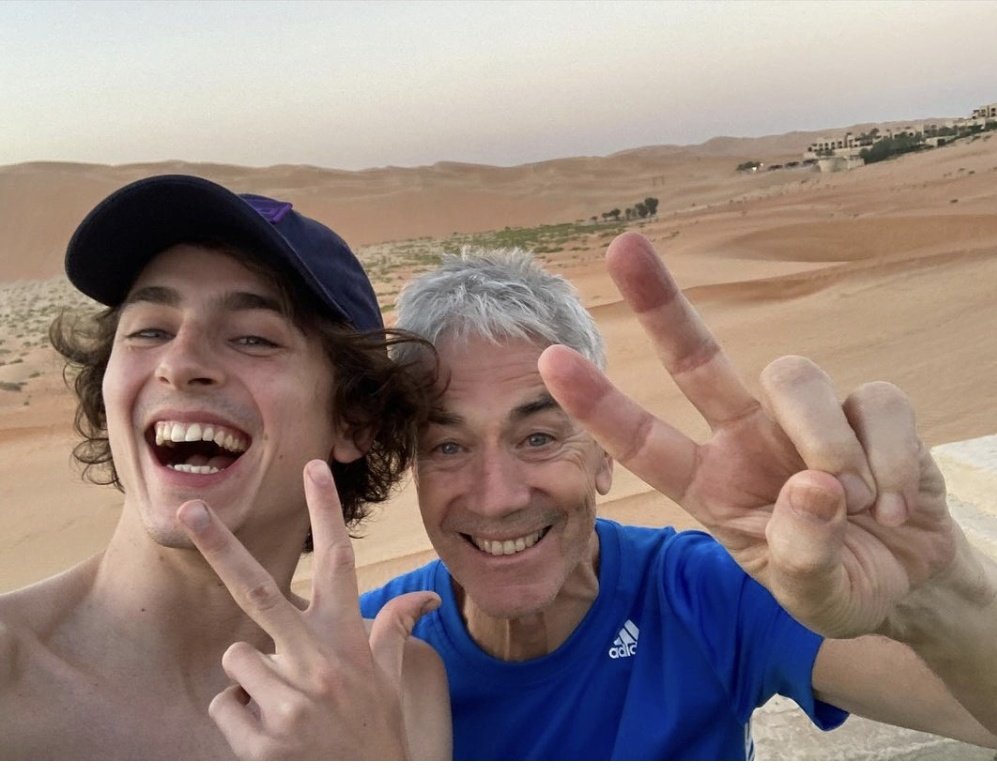 25framescts's tweet photo. Desde las RRSS de Timothée Chalamet y con selfie del director:
El rodaje de #DunePart2 ha terminado -325 dias/
From Timothée Chalamet's RRSS and with a selfie with the director: Filming for Dune: Part 2 has finished -325 days #DunePart2 https://t.co/TuwopTUGC0