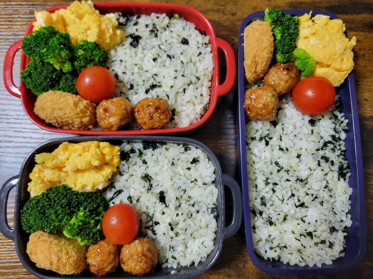 perversity's tweet photo. 弁当3人前🍱🍱🍱

あっ、おはよぉーございます

┏○ﾍﾟｺｯ https://t.co/SDKSJtTX3O