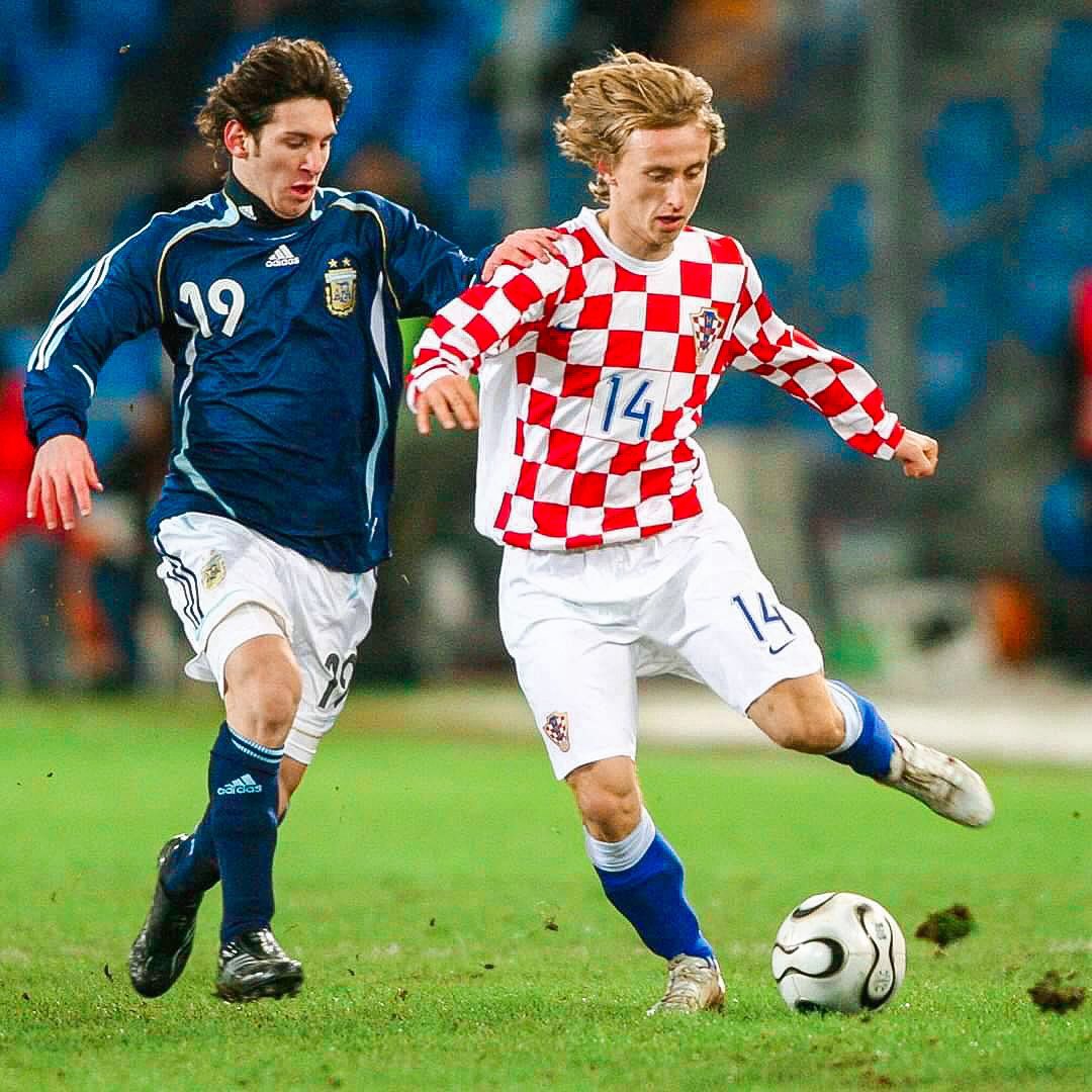 16 años después siguen encontrando soluciones que se escapan de la pizarra, ampliando las posibilidades de los que les rodean, escondiendo sus intenciones a los rivales y demostrando que este juego es infinito cuando el talento de los que lo juegan no tiene límites.