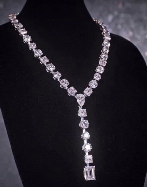 Drake made a chain out of 42 engagement rings for every time he thought about proposing but didn’t 💍
