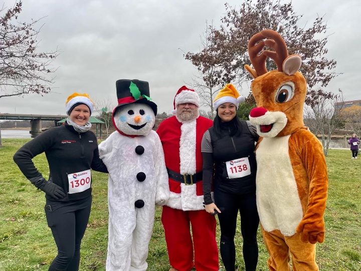 ElliottPT1's tweet photo. Another wonderful year at the Halfway to DOT Day 5k, one of our favorite races of the season! π
β
It's always so great to see our friends from the @DotRunners! π
#racelife #5k #dorchester #hw2dd #PTfun #welovetheholidays #elliottphysicaltherapy https://t.co/7NDjwULhtj