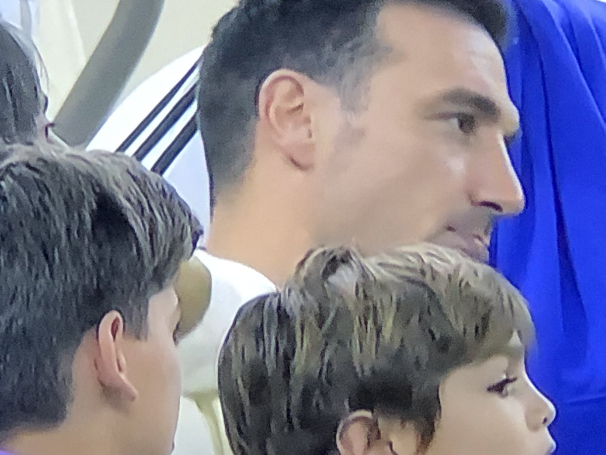 Acaba de ganar una semifinal de un Mundial. El domingo, jugará una final. Y está sentado en la platea con la mujer y los hijos. Gracias por este salto de calidad. Mis respetos para <a href="/lioscaloni/">Lionel Scaloni</a>