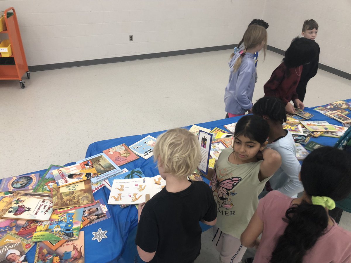 libraryatCES's tweet photo. What a busy day! Every @CatonsvilleES student got a free book, pencil, and bookmark from the PTA. Thank you! 📚 🎁 https://t.co/fbTOJqGzVE