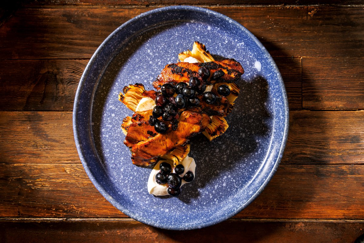 Hojaldre, panceta y frutos rojos.

Hojaldre casero a la brasa, panceta, #crema fresca y #frutosrojos. Muchos contrastes pero su #sabor te dejará fascinado.

🍽️ Reservas
bit.ly/ReservasAleli