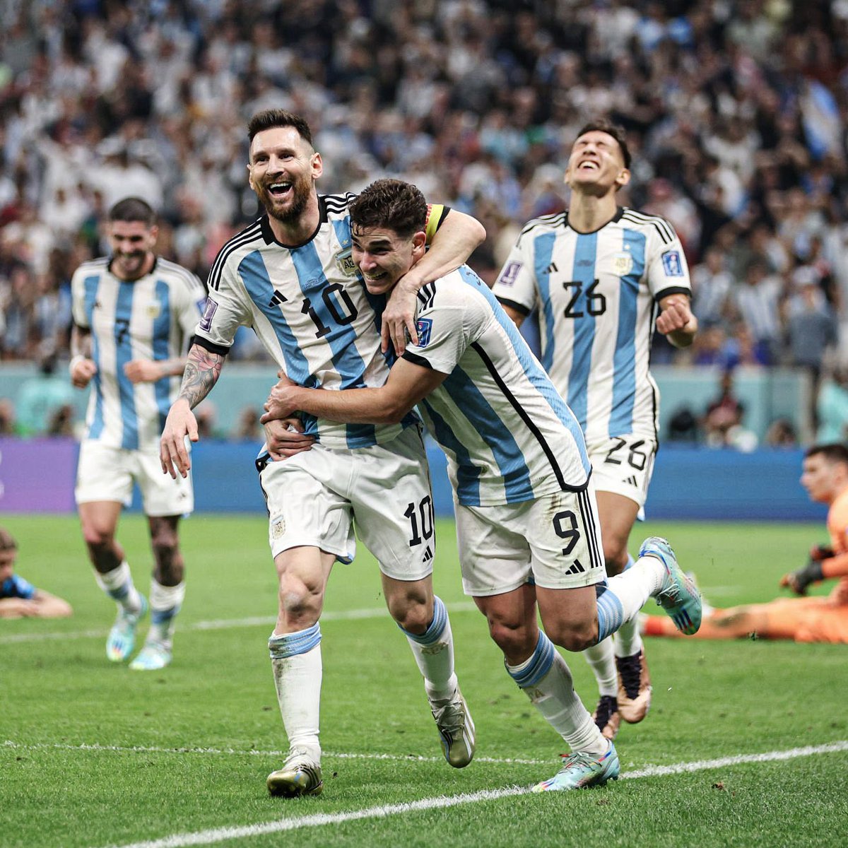 Messismo10's tweet photo. "Hoy Julián es un destacado por encima de todos, hizo un partido extraordinario, abrió el partido, se  dio con todos. El premio al mejor jugador del partido se lo merece él".

Lionel Messi. https://t.co/kwrcGrUT8w