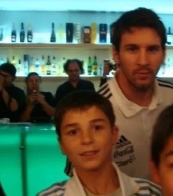 "Siempre le daría el trofeo a todo el equipo, pero hoy, Julián sobresalió, corrió, peleó, abrió el partido. Fue importantísimo". Lionel hablando así del chico de la foto. Fútbol💙⚽️.