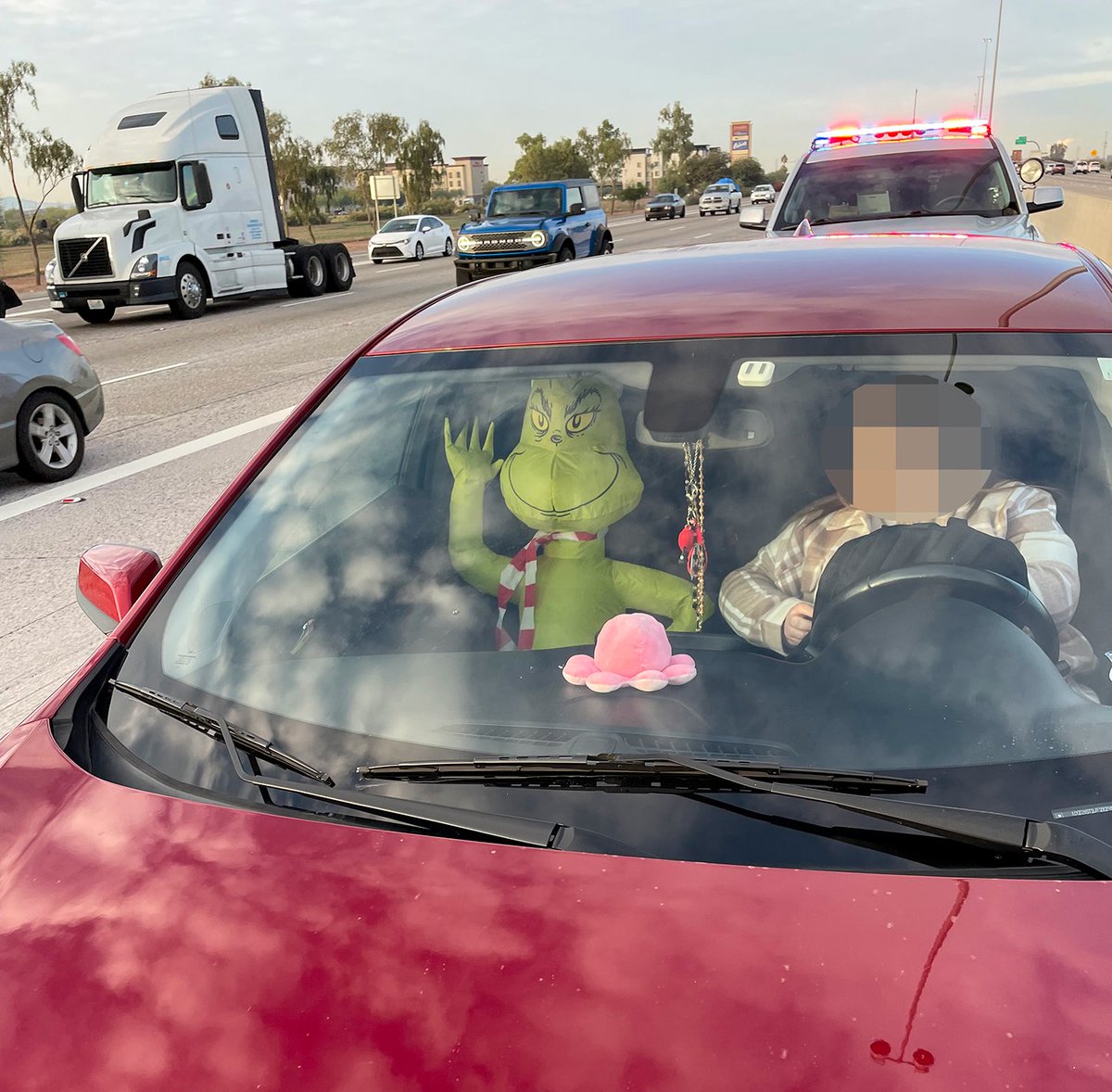 Arizona_DPS's tweet photo. Last week, an #AZTrooper spotted a driver in the high-occupancy vehicle (HOV) lane with a Seusspicious-looking "passenger" on I-10 at Avondale Blvd at 8AM.
The trooper stopped the driver &amp; determined the grumpy green guy was, in fact, an inflatable Grinch. (No other passengers.) https://t.co/YcOfZHJVoX