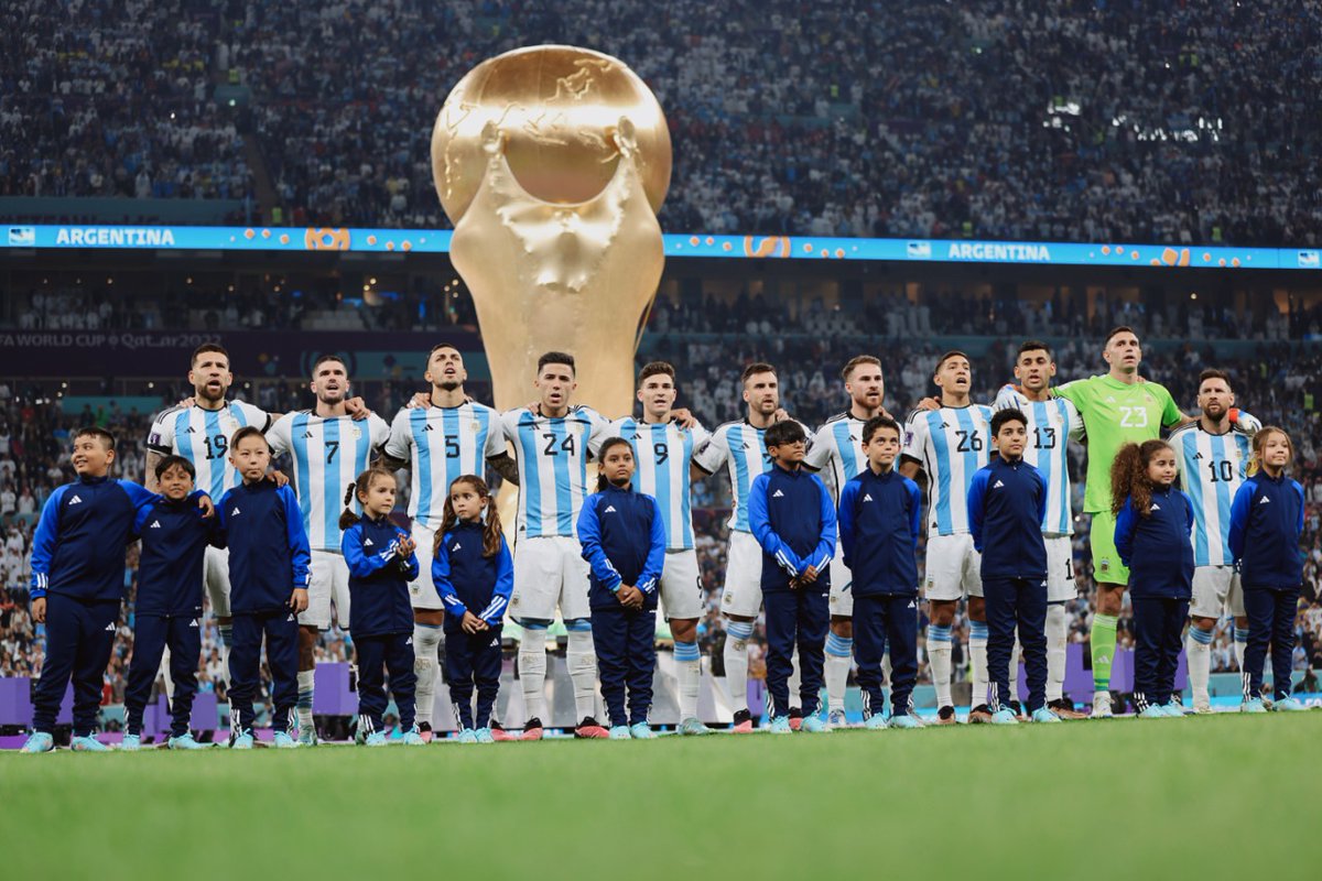 tapiachiqui's tweet photo. Estamos en una nueva final del mundo. No tengo palabras para explicar lo que siento!

Gracias por el aliento que le dan a la selección desde cada rincón del país.

Estamos cerca. Estamos juntos.
Vamos @Argentina 🇦🇷 https://t.co/vJvSEyFD62