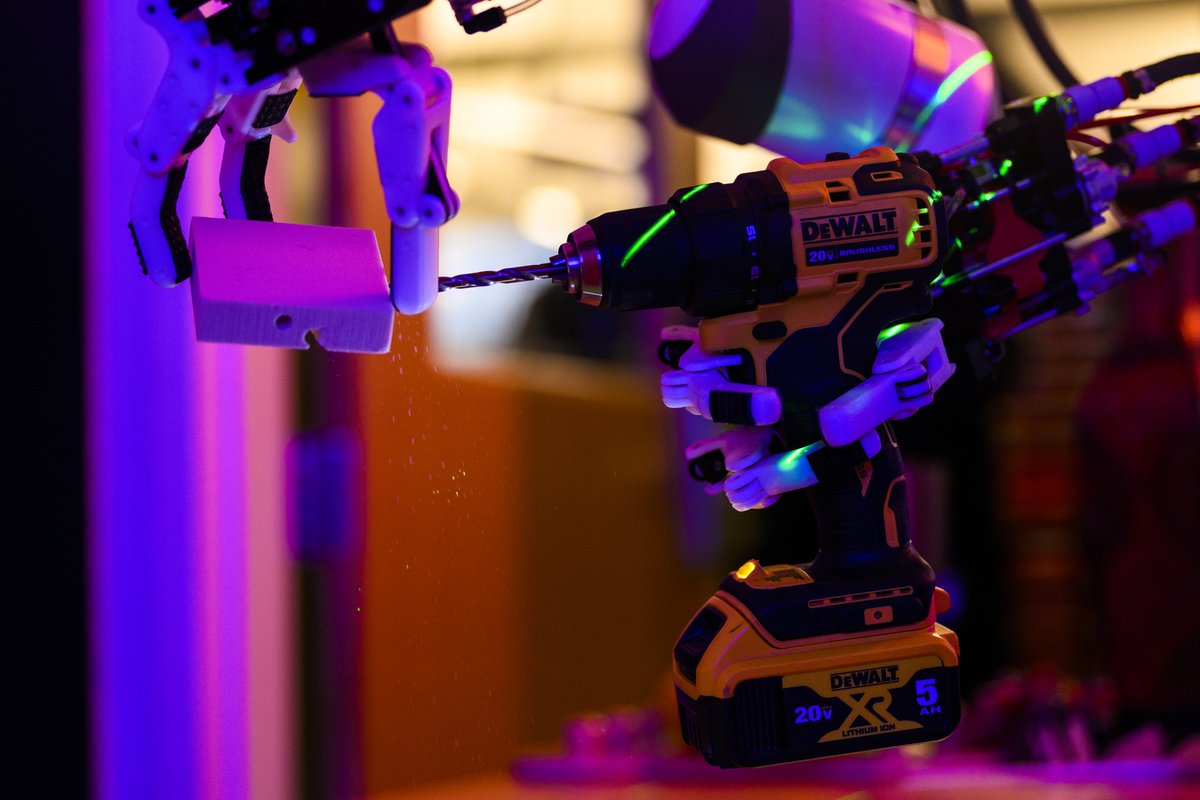 ResearchAtNU's tweet image. #Northeastern's @NEU_Avatar team flaunts their avatar robot 🤖 in #ISEC.
Read more: bit.ly/3YhZj7A