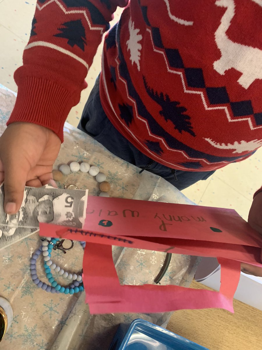 Grade1F's tweet photo. Thanks to everyone who sent items for our Holiday Ecomarket. Students had fun spending $50 with play bills and homemade wallets to make thoughtful purchases for family members. Thanks to Gr 3/4 elves for helping with gift tags and wrapping. https://t.co/9qF86OYsZU