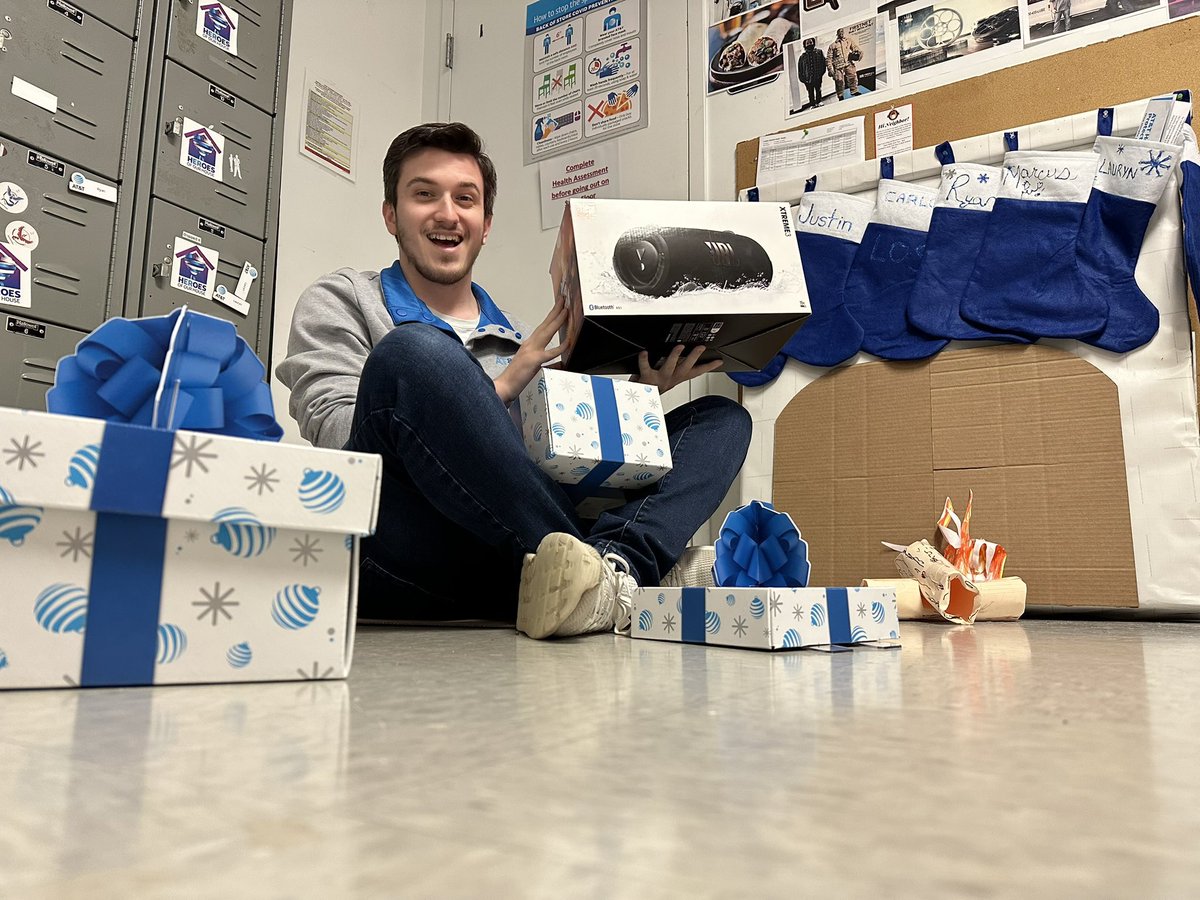 TheRealOurNE's tweet photo. It’s #TeamTuesday and we’re celebrating our Accessory Ambassadors and Advisors! 🙌❄️🎄They’ve been spreading holiday cheer to their team members and customers all month long. 🎅🎁 Shout out to these teams for sharing their accessory best practices!📱 #OurNE #wiNEverything https://t.co/FOyMwnVneu
