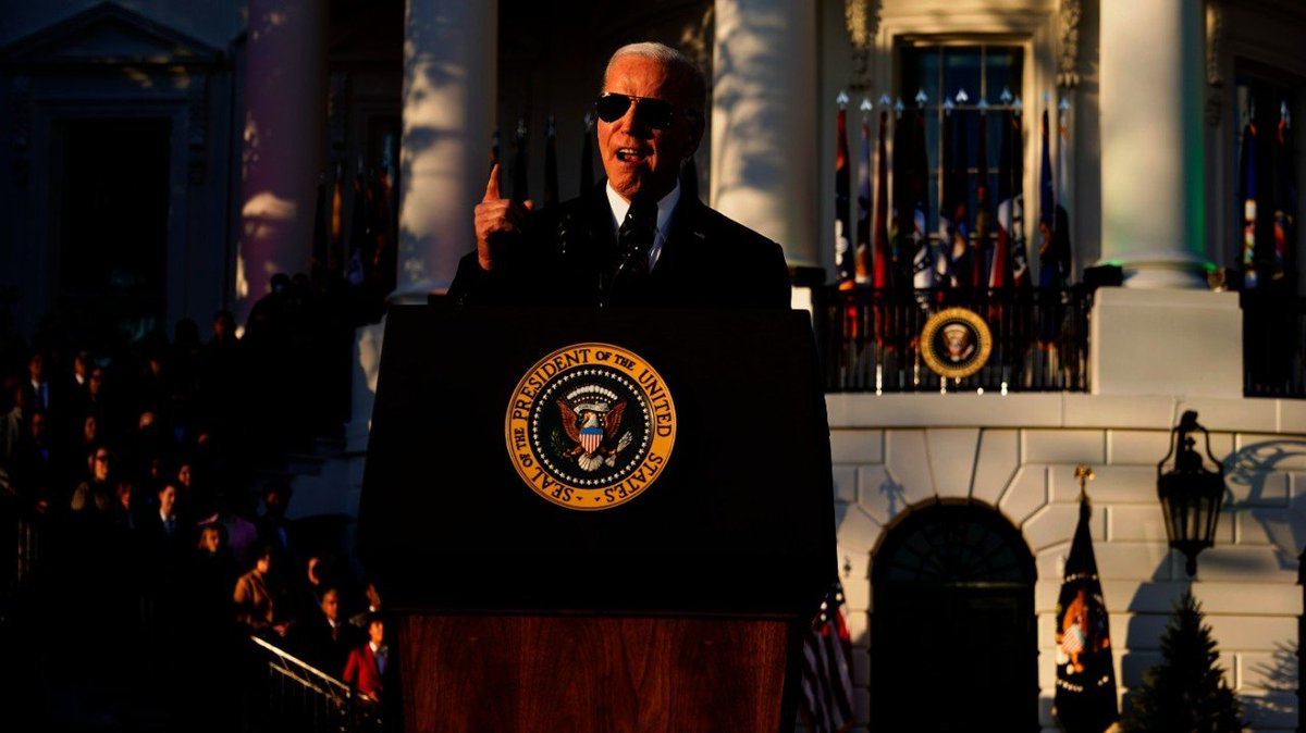 JUST IN: Biden signs historic legislation to enshrine marriage equality trib.al/lBa5eCz