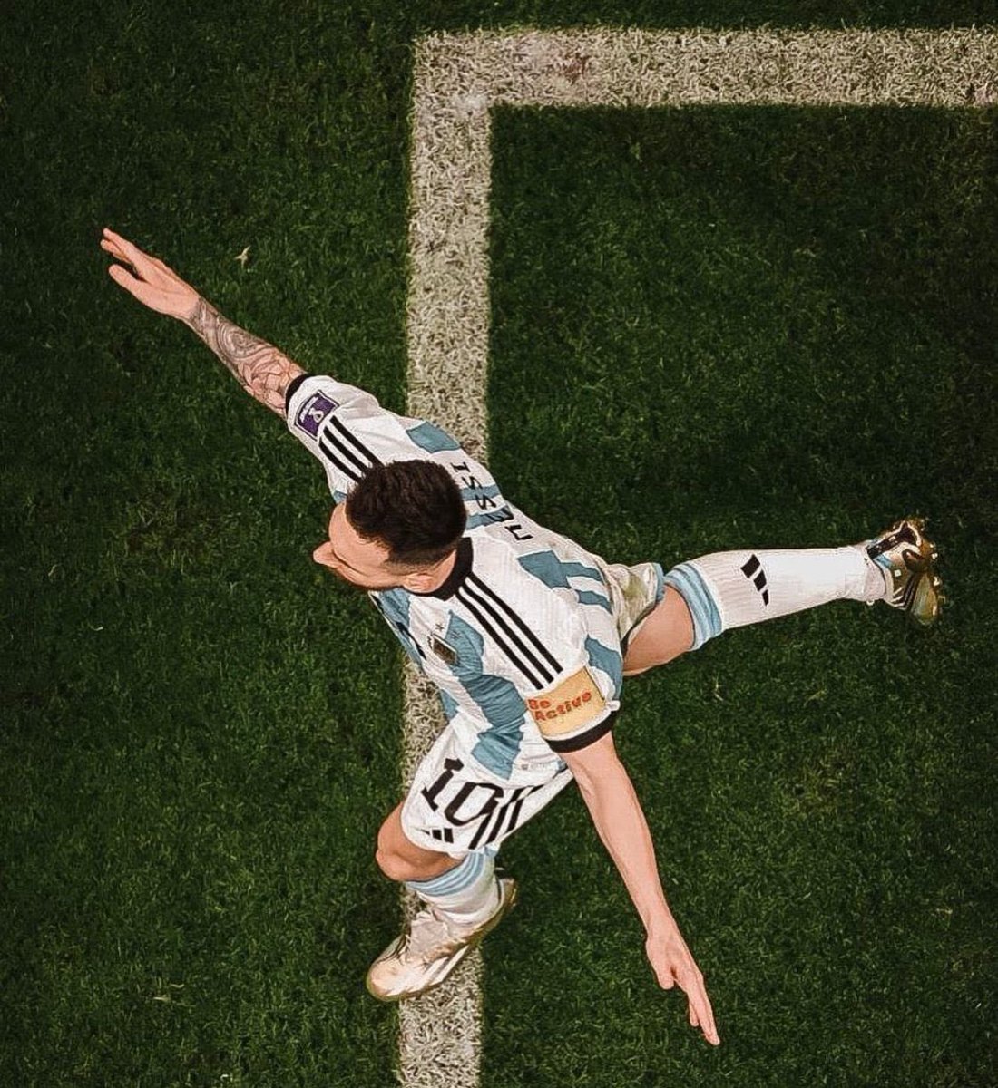 Llevar a tu selección a 3 finales de Copa America y 2 de Copa del Mundo, y además, ser el máximo goleador y asistidor de la historia tu país.
 
Imagínate lo que sufren sus haters. #dilofutbol