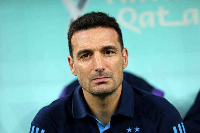 VSportsTM's tweet photo. "Se puede ganar o se puede perder, pero es emocionante lo que hacen estos chicos. Lo de la gente también. Cuando perdimos con Arabia, estaban con nosotros. Sentimos el apoyo. Eso es inigualable. No hay hinchas de un club, son todos hinchas de la celeste y blanca". Scaloni 🇦🇷❤️ https://t.co/99IS8plg7N