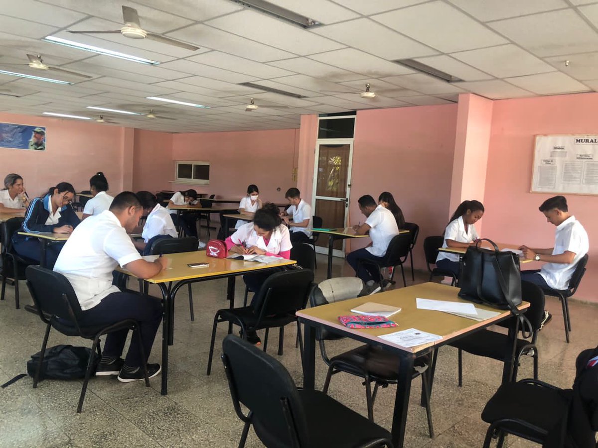 FeuMedica's tweet photo. 😁En la tarde de hoy se realiza un encuentro de conocimientos sobre la Historia de la FEU👏 y su funcionamiento orgánico en nuestra Facultad “Dr.Jose Assef Yara” ,donde los estudiantes demuestran sus conocimientos📑con respecto a la organización a la que pertenecemos😊.
#Somosfeu https://t.co/3QhaYSNuTN