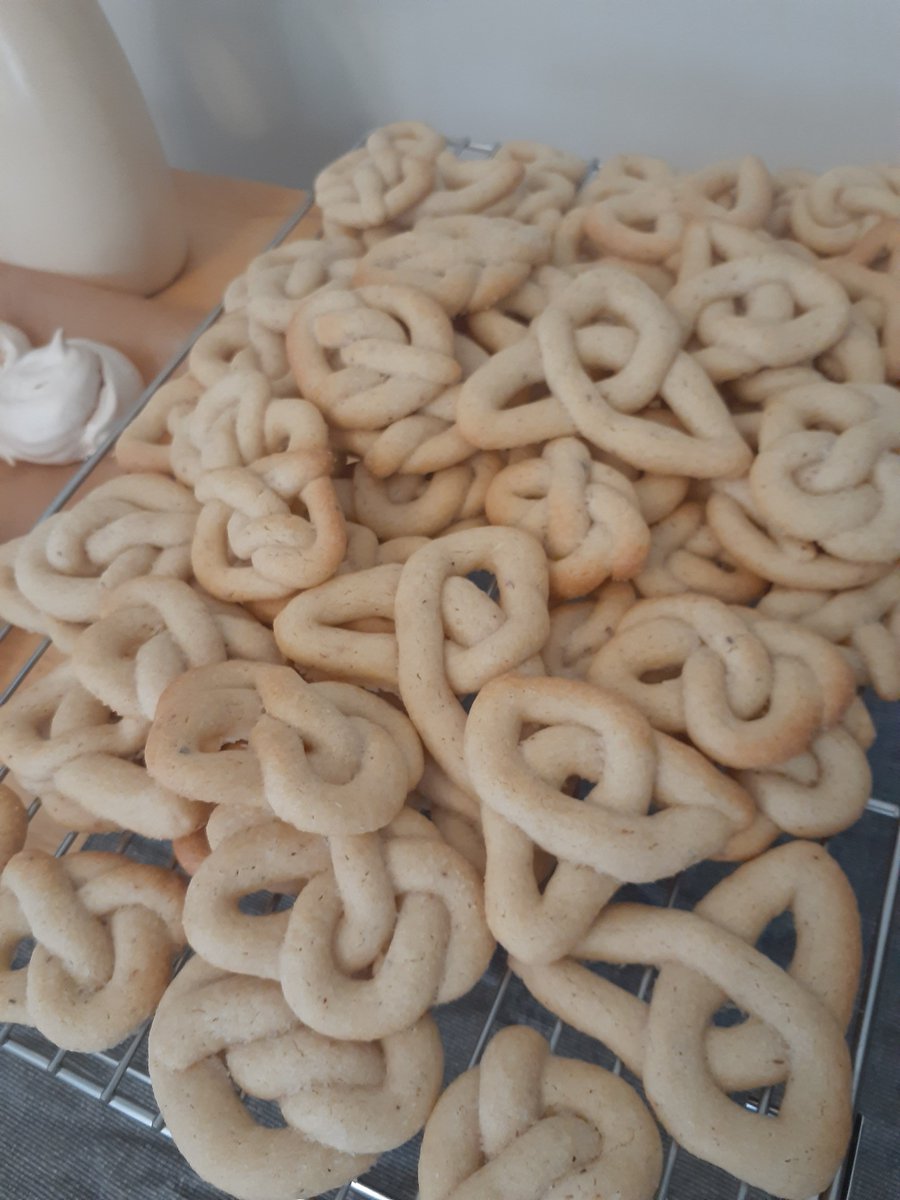 atsollazzo's tweet photo. @DanaSchwartzzz Norwegian anise cookies! The recipe makes a ton, they keep extremely well, and are often a hit with people who claim not to have a sweet tooth. Use the leftover egg whites to make the best chocolate cookies on the internet https://t.co/MAmw3v4V8w https://t.co/ugJtyWqlzb