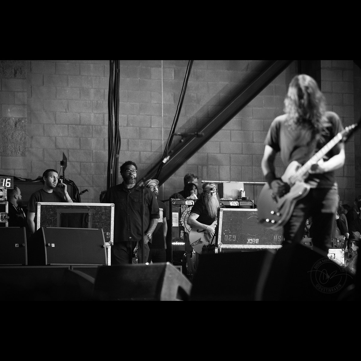 dustinrabin's tweet photo. 4/8
#foocrew #FooFighters
You welcomed me into your workspaces, your tour buses, your dinner tables in catering, and most importantly the stage. You gave me the freedom to roam and create opportunities to get the best shots. https://t.co/IRlMYG50tx