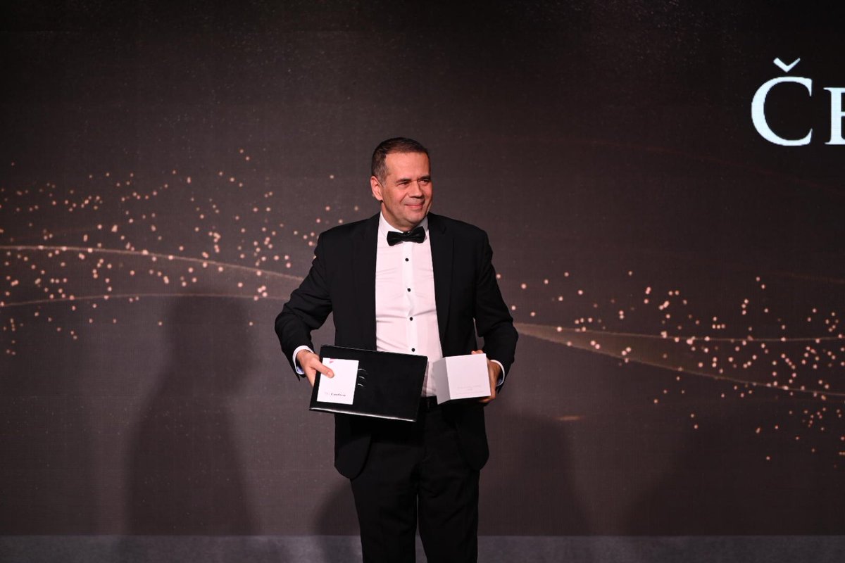 menadzerSAM's tweet photo. Dobitnik Godišnje nagrade SAM-a u kategoriji Poslodavac godine je kompanija Generali Srbija, a nagradu je uručio član žirija, Mihailo Jovanović, ministar informisanja i telekomunikacija.
#samgala #business #awards #SAMGodišnjaNagrada #managers https://t.co/i8OVNEBz1f