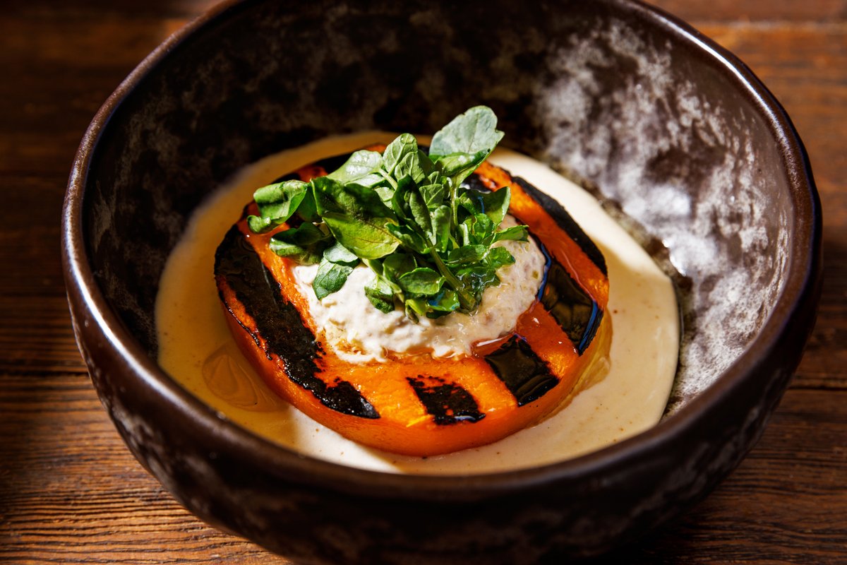 Calabaza asada con emulsión de #quesos ahumados.

El invierno nos trae #ingredientes fantásticos que se unen a los #perfumes de la brasa.  

📲 Whatsapp 
55 1973 9913 bit.ly/WhatsApp_Alelí…