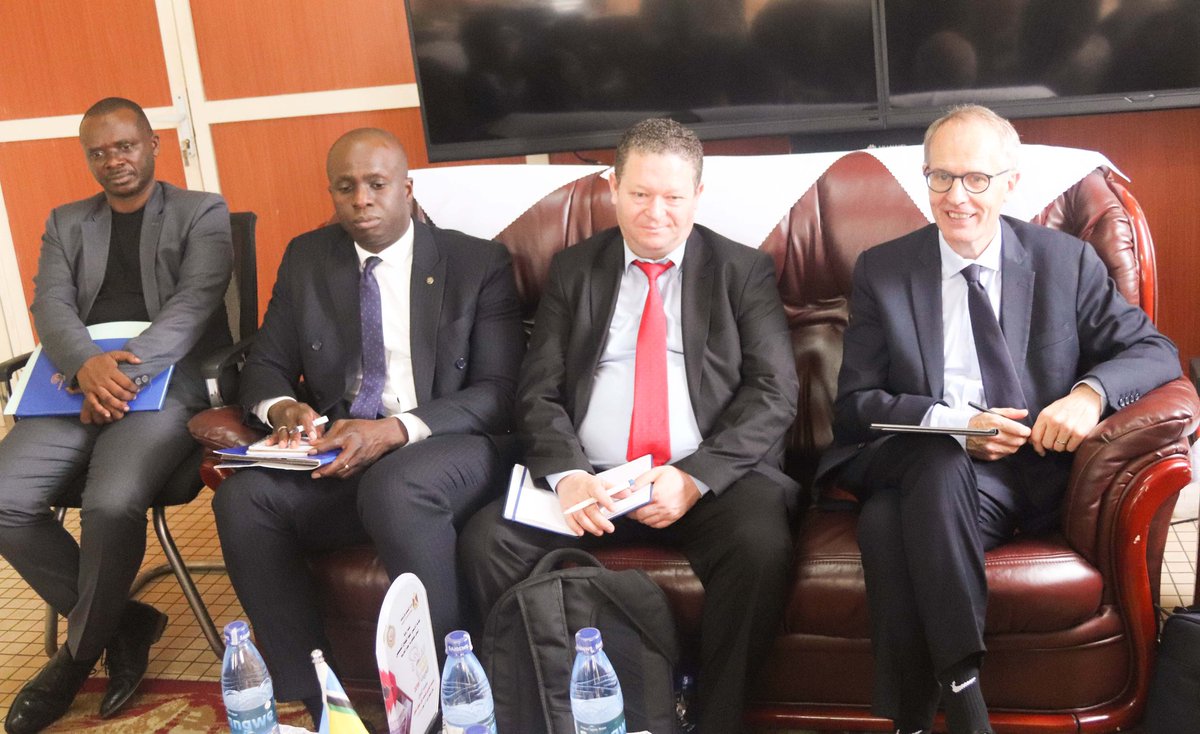 MinCoMedia's tweet photo. Les échanges entre le @mincotim et le Bureau de l'#UNESCO en #Afrique Centrale ont porté sur la coopération dans différents projets du secteur dont le renforcement du cadre légal, la Vulgarisation des recommandations issues des #EGCM, la pérenisation des radios communautaires,.. https://t.co/IiuQC5DEmY