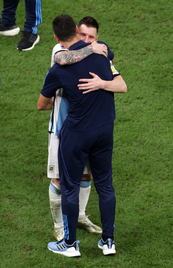 "Lionel Messi es el mejor jugador de la historia. No tengo dudas, lo vengo diciendo hace mucho. Es una suerte y un privilegio que tenga puesta la Celeste y Blanca".

✍️Lionel Scaloni.