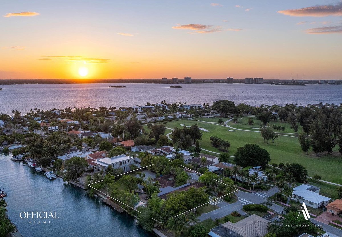 AlexanderTeamRE's tweet photo. #Waterfront #Property in Miami Beach 📍900 S Shore Drive - Normandy Isles - Price: $8.75 Million
This extraordinary oversized 33,368 square foot property located in #MiamiBeach’s, #NormandyIsles, offers an impressive 170-feet of water-frontage with access to Biscayne Bay. https://t.co/tk177PzvdB