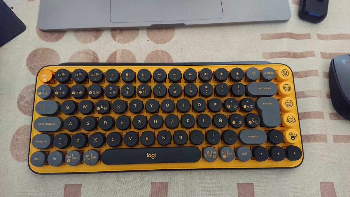 SanttVargas's tweet photo. habemus new keyboard! #popkeys https://t.co/ptsU2QNGrY