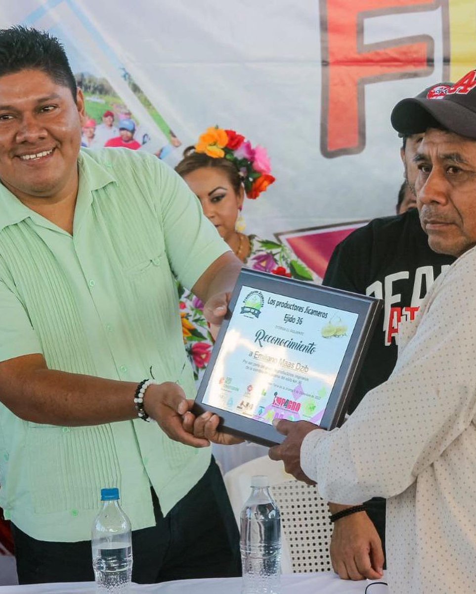 RocioAbreuA's tweet photo. Me llena de alegría reconocer el esfuerzo de los productores de la siembra de #Jicama en la localidad KM 36 en la Feria de la Jicama. 

Felicidades a mi gran amiga Elvira Balam Pech por recibir este reconocimiento. Agradezco a Juan Suarez Moo por asistir en mi representación. https://t.co/UrwRiB4K2D