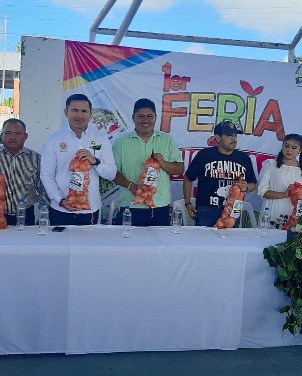 RocioAbreuA's tweet photo. Me llena de alegría reconocer el esfuerzo de los productores de la siembra de #Jicama en la localidad KM 36 en la Feria de la Jicama. 

Felicidades a mi gran amiga Elvira Balam Pech por recibir este reconocimiento. Agradezco a Juan Suarez Moo por asistir en mi representación. https://t.co/UrwRiB4K2D