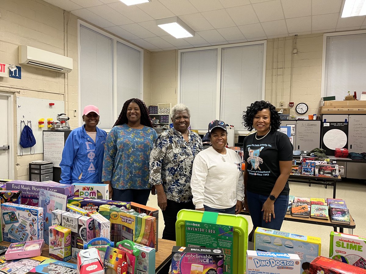 HFBVolunteers's tweet image. Thank you to all the incredible volunteers who came to help set up the Hoffman-Boston Twinkle Shop on Monday afternoon! Our partner, the Mu Omicron Chapter of Gamma Phi Delta, sent many to help. #HFBTweets #APSVolunteersAreBack #APSGetInvolved