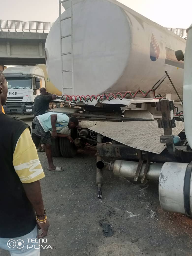 trafficbutter's tweet photo. VIA @followlastma: [6:35PM] #Iganmu #BreakdownReportReport of a loaded container with PMS broke down with a broken chassis at Iganmu bridge intercession.Heavy duty trucks from ijora have been diverted to https://t.co/GAbR17UPDp