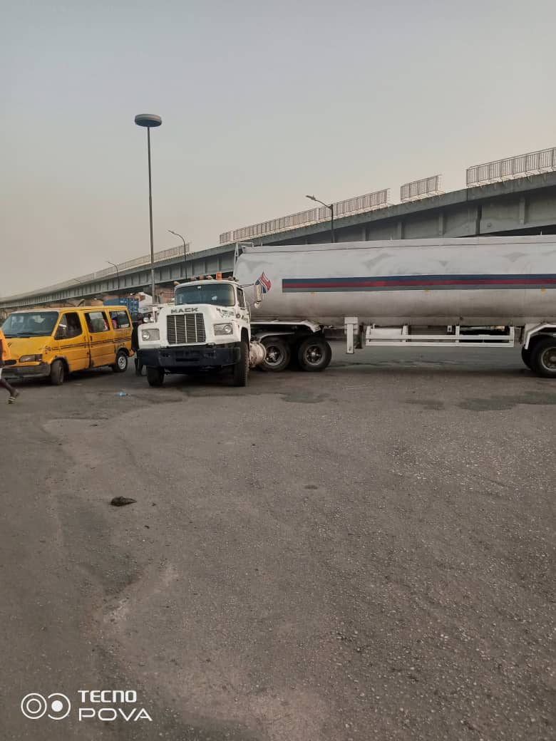 trafficbutter's tweet photo. VIA @followlastma: [6:35PM] #Iganmu #BreakdownReportReport of a loaded container with PMS broke down with a broken chassis at Iganmu bridge intercession.Heavy duty trucks from ijora have been diverted to https://t.co/GAbR17UPDp