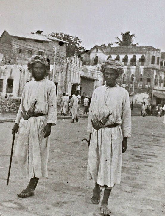 عمانيان في زنجبار سنة ١٩٥٠ م يوم كانت تخضع لحكم البوسعيدي