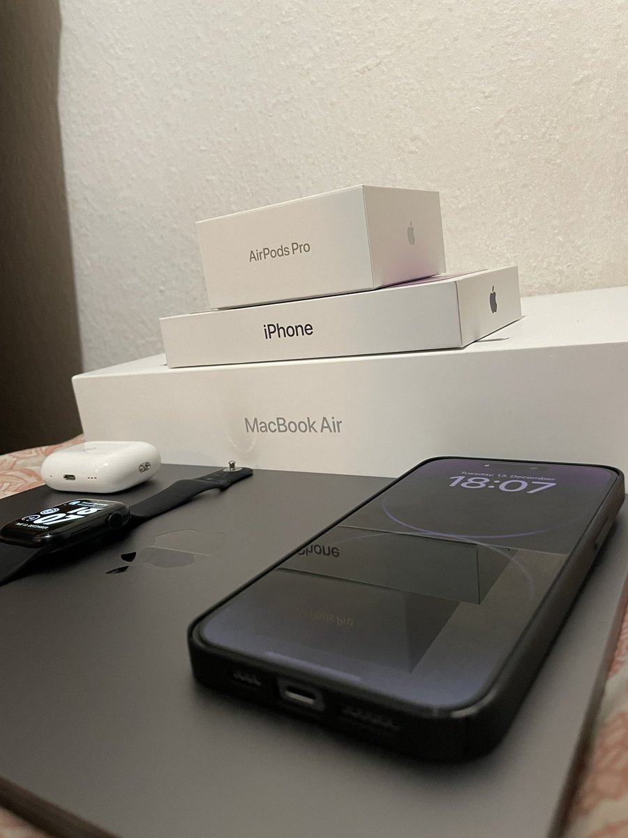naveenfeblar's tweet photo. This year is so good for me.. hoping the same for the next year . 

Finally into the Apple family 

#iPhone14ProMax #macbookairm2
#airpodspro2 #iwatchSE https://t.co/JsNrSOU79p