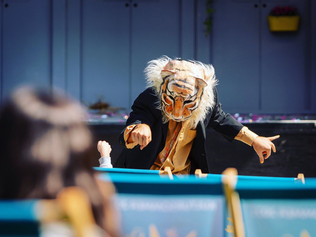 ¿El mejor plan en familia para estas navidades? 💥👉 Venid a conocer a nuestros nuevos vecinos en el hermoso y divertido espectáculo de teatro físico: FULL HOUSE. UNA FÁBULA SOBRE LA CONVIVENCIA de <a href="/28_electrico/">Eléctrico 28</a> 🐯🐨🐴🐶

🗓️ 29 y 30 dic 
🎟 corraldealcala.com/es/temporada/1…

#Navidad2022