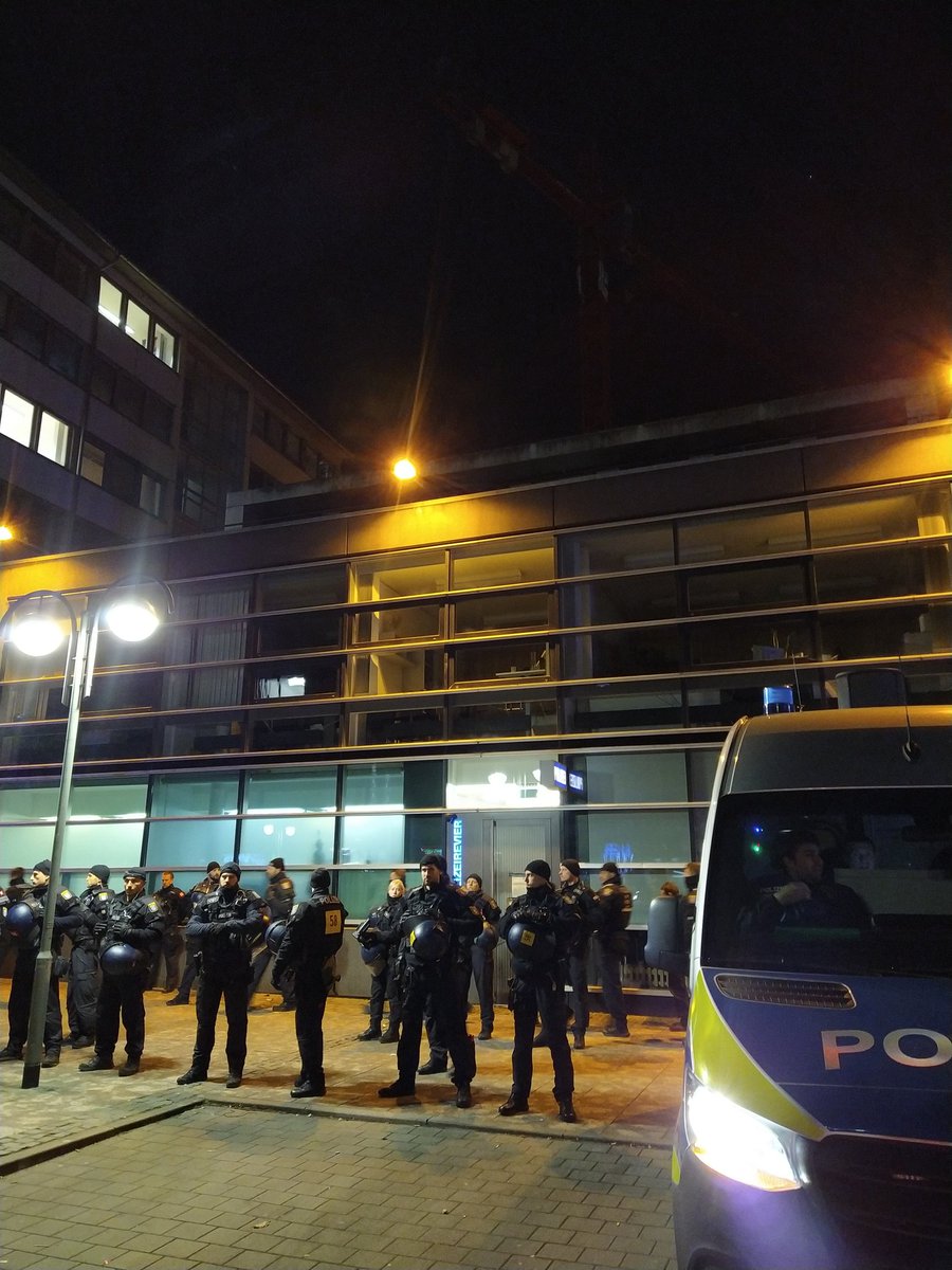 k_einzelfall's tweet photo. Die Initiative @KeinSchlussstr_ hält vor dem ersten Revier der Frankfurter Bullen einen Redebeiträge #1312ffm die antirassistische Gruppe aus Ffm spricht zu rassistischen Polizeimorden und der Rolle der Bullen als vermeintlicher Freund und Helfer https://t.co/FGJnafe6eg