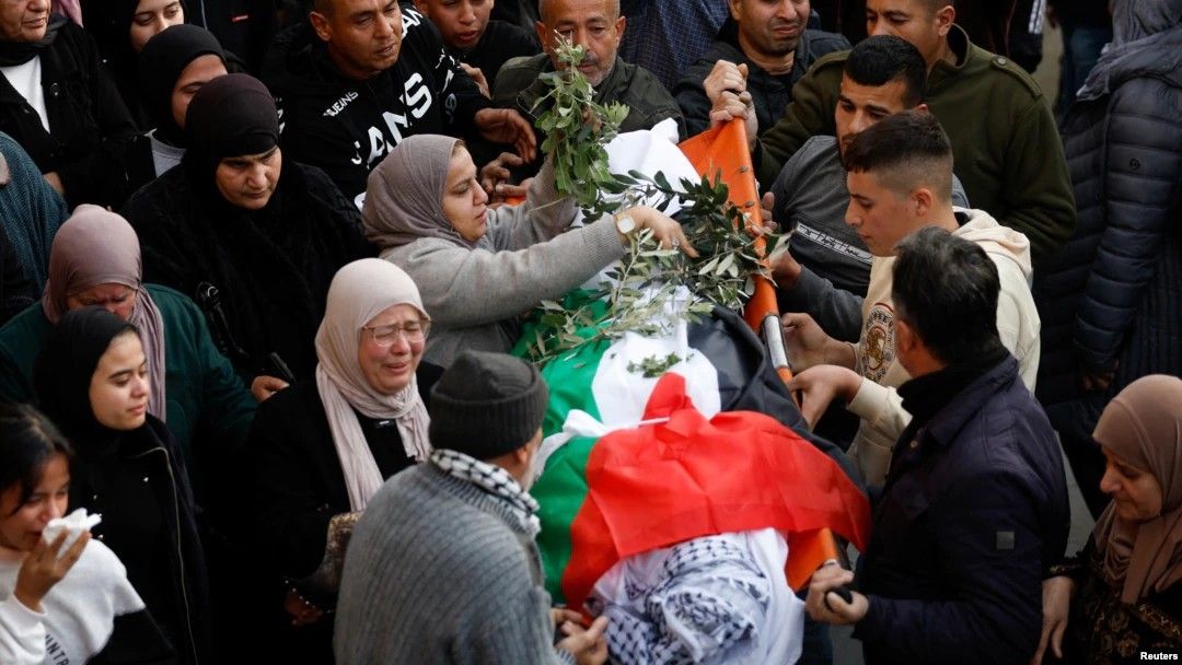 IRIMFA_SPOX's tweet photo. روزی نیست که جهانیان خبری از شهادت، جراحت و یا اسارت کودکان، نوجوانان و جوانان فلسطینی توسط رژیم آپارتاید صهیونیستی نشنوند.
نه فقط اسرائیل بلکه رژیمهای آمریکا، انگلیس، فرانسه و آلمان نیز به عنوان حامیان اصلی رژیم، مسئول این جنایاتند و باید در جایگاه متهم پاسخگو باشند.
#جنى_زكارنة https://t.co/VAWTZnbX0A