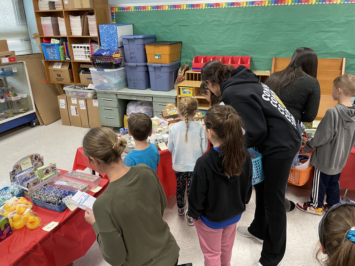 CommackSchools's tweet photo. The best way to shop for gifts is to shop at the IH Holiday Boutique! The children had so much fun shopping for their families and friends! #IndianHollow #MrsFox #HolidayShopping #CommackSchools https://t.co/agzYOZqx1c