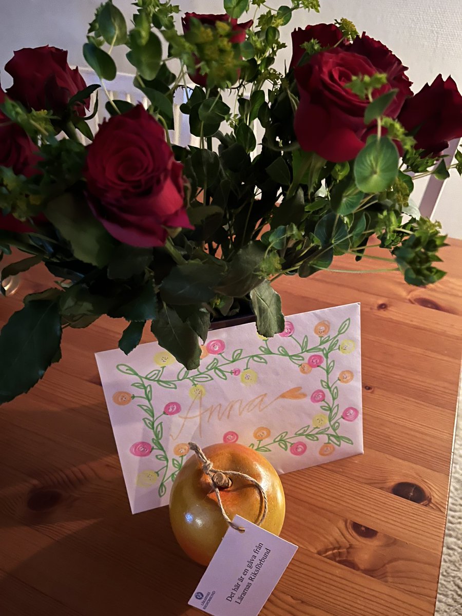 Under pandemin körde @lararnas kansli digitalt luciatåg. I år fick vi riktigt lussefika och delar av chefsgänget sjöng upp. Samtidigt blev jag avtackad av fina arbetskamrater med 18 dagar kvar tills totalt 22 år som anställd, ombud och medlem är över. Tack alla för dessa år! 💙