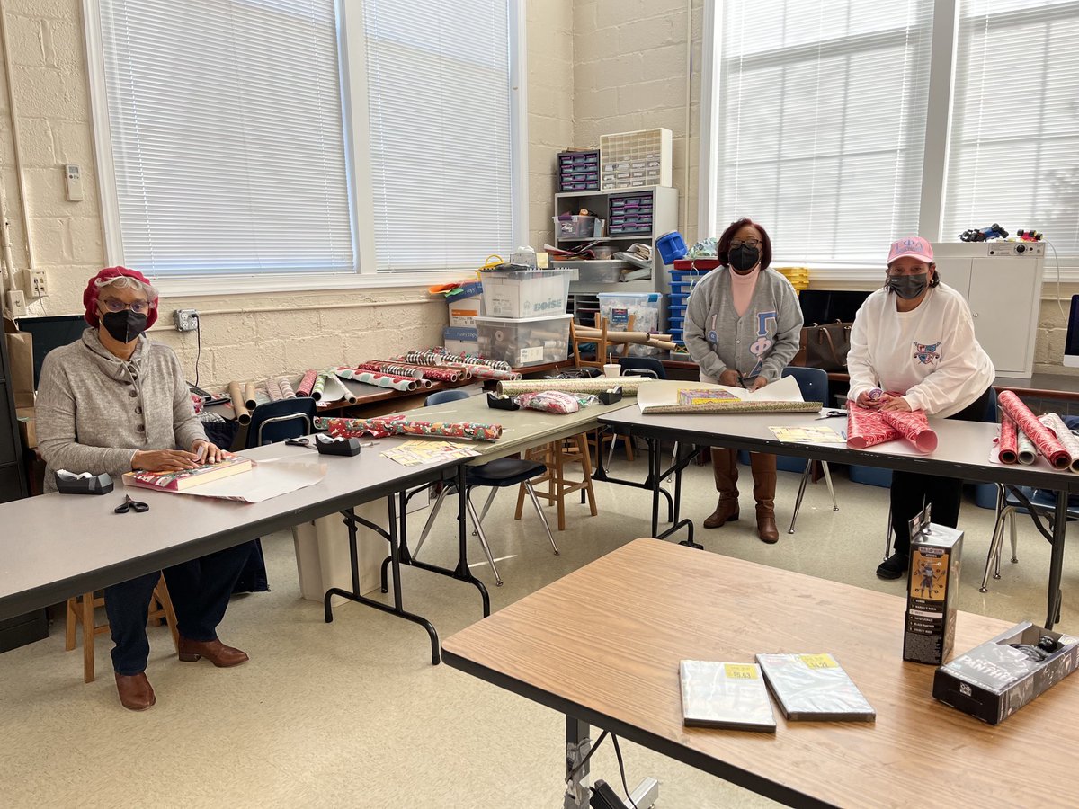 HFBVolunteers's tweet image. So many volunteers busy wrapping gifts at the Hoffman-Boston Twinkle Shop. We were well supported by volunteers from the American Legion Dorie Miller post and Gamma Phi Delta. Thanks for making the day so special and successful! #HFBTweets #APSGetInvolved #APSVolunteersAreBack