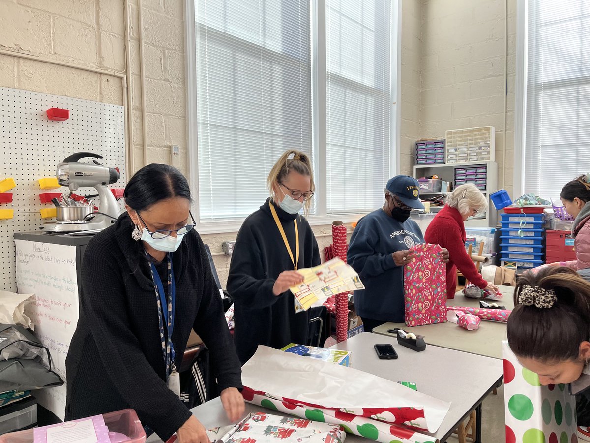 HFBVolunteers's tweet image. So many volunteers busy wrapping gifts at the Hoffman-Boston Twinkle Shop. We were well supported by volunteers from the American Legion Dorie Miller post and Gamma Phi Delta. Thanks for making the day so special and successful! #HFBTweets #APSGetInvolved #APSVolunteersAreBack