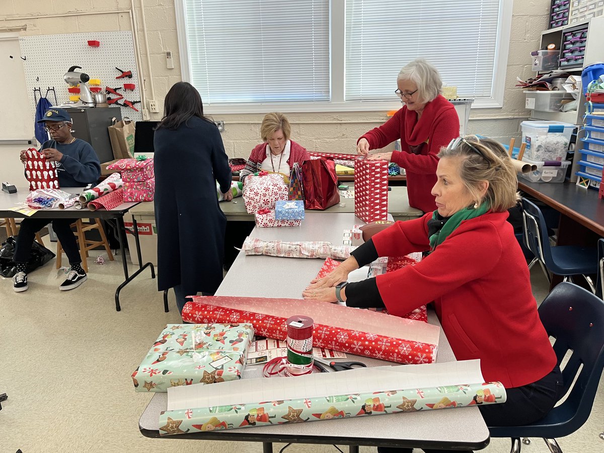 HFBVolunteers's tweet image. So many volunteers busy wrapping gifts at the Hoffman-Boston Twinkle Shop. We were well supported by volunteers from the American Legion Dorie Miller post and Gamma Phi Delta. Thanks for making the day so special and successful! #HFBTweets #APSGetInvolved #APSVolunteersAreBack