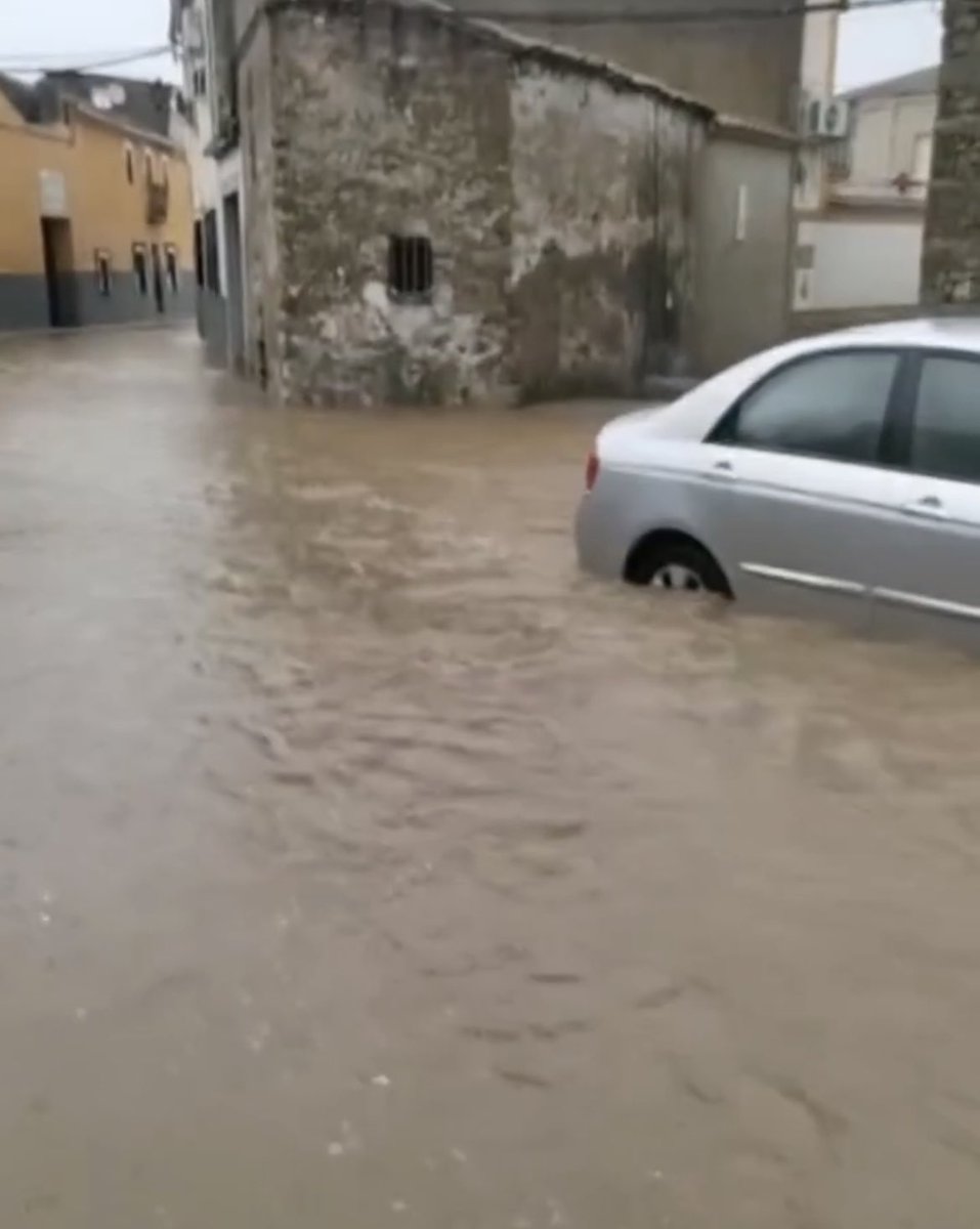 PSOE_VALDE's tweet photo. 🙏🏻 También queremos agradecer y reconocer la solidaridad mostrada por muchos vecinos que han ayudado a achicar agua en domicilios y establecimientos, así como a todo el personal del Ayto y Guardia Civil. https://t.co/vyr2qzmC9L