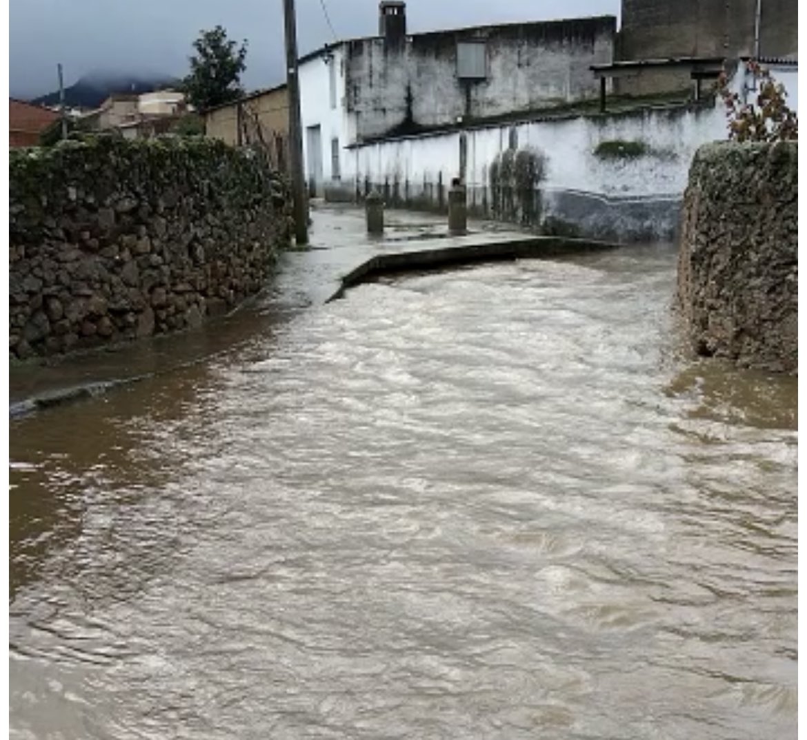 PSOE_VALDE's tweet photo. 💧 Sin ánimo de oportunismo, recordamos una reivindicación que viene haciendo nuestro Grupo y que todavía está pendiente, como es la importancia de invertir en la mejora de canalización de calles y conducción de agua para evitar consecuencias graves ante hechos como el de hoy. https://t.co/rmaHyLQULg