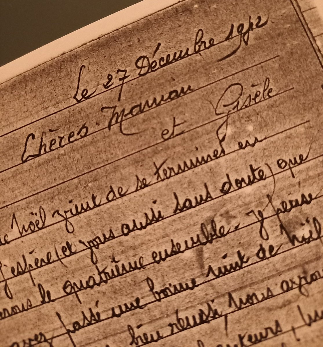 ✨️Bonjour par ici 
Alors que mon activité d'hypnotherapeute ronronne, je peux me plonger enfin dans mon projet "famille"
1ère chose à faire : taper au propre les lettres de mon grd-père envoyées depuis le camp où il a été prisonnier 5 ans. 

Lily et Louis, c'est parti 🙏!