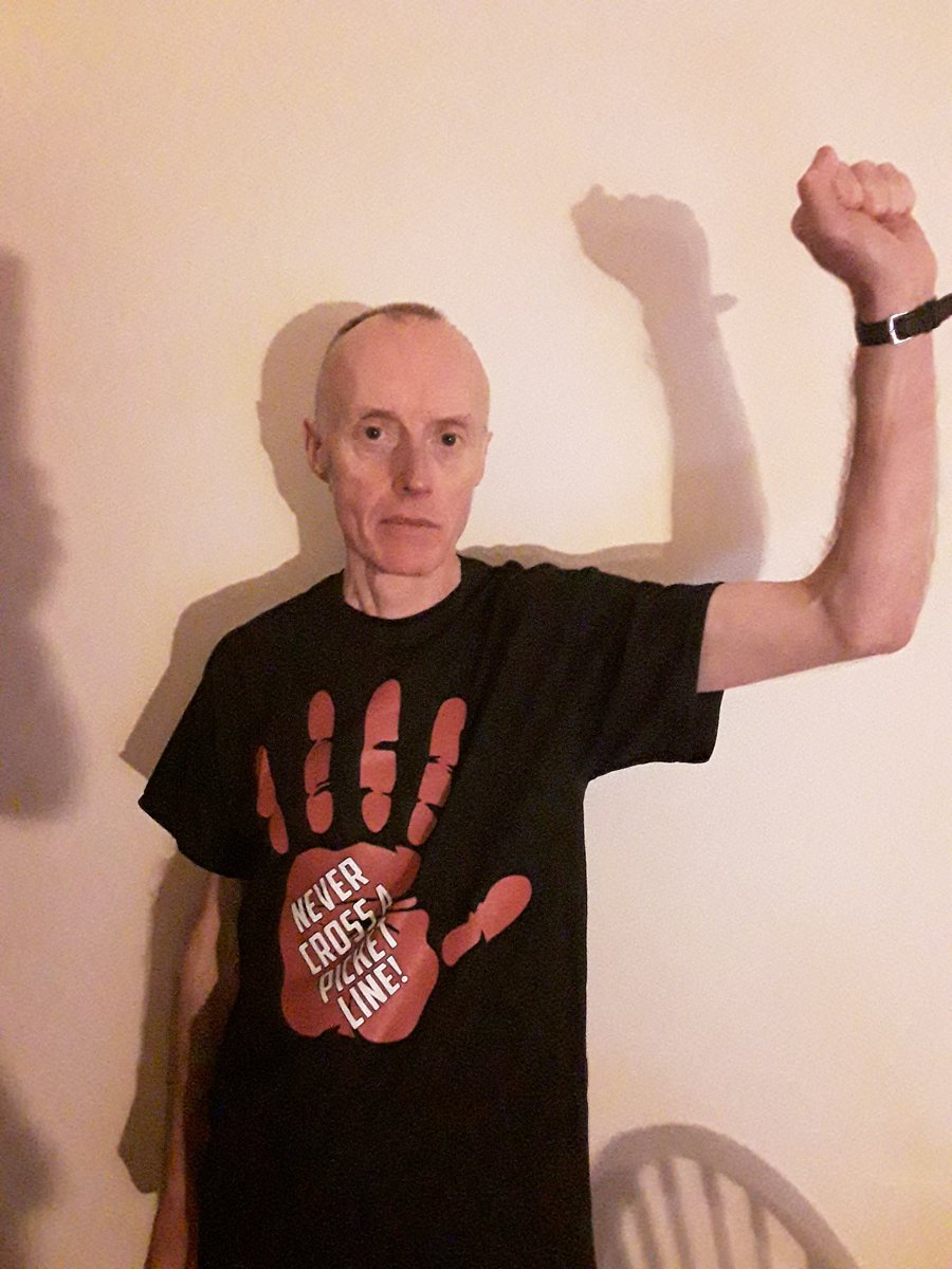 SCSolidarity's tweet image. Couldn't wait until Christmas to give this early @TUFAC4  present to this striking @UniteAtShelter member. Eight day of the Shelter strike tomorrow. Please support the action!

#EnoughlsEnough #ShelterSpeaksOut 

linktr.ee/uniteatshelter

✊🏻✊🏼✊🏽✊🏾✊🏿